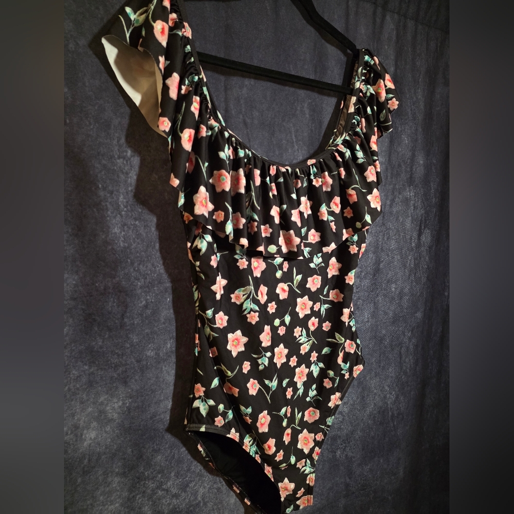 La Vie En Rose Floral Ruffle Swimsuit NWOT
